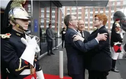  ??  ?? PARIS: US Defense Secretary Ash Carter (center) and French Defense Minister JeanYves Le Drian greet Australian Defense Minister Marise Payne (right) upon arrival for a meeting by dozen members of the US-led coalition fighting Islamic State in Iraq and...