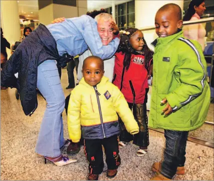  ?? STEVE RUSSELL/TORONTO STAR ?? Garry Newton, centre, and his family are sponsoring Lucy Magie and her three children, Danny, left, Setishe and Dieu-Merci who arrived at Pearson Internatio­nal airport from Congo, a war-torn country with no law, sanitation or running water.