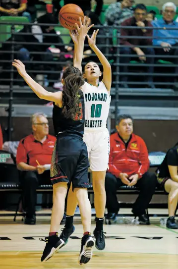  ?? LUIS SÁNCHEZ SATURNO/THE NEW MEXICAN ?? Española’s Jasmine Baca, front, covers Pojoaque’s Alicia Sanchez during the first quarter of Tuesday’s game at Pojoaque.