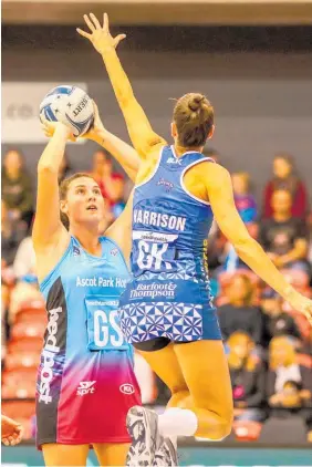  ?? Photo / Photosport ?? Steel shooter Jennifer O’Connell eyes the target in front of leaping Mystics defender Anna Harrison.