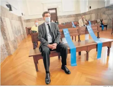  ?? CABALAR / EFE ?? Juan Carlos Quer, padre de Diana, en los asientos del público en la sala del Tribunal Superior de Justicia de Galicia.