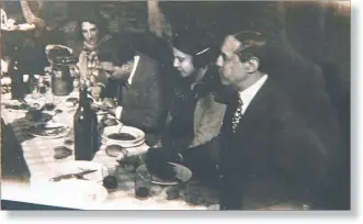  ?? CEDOC PERFIL ?? ENCUENTROS. La tapa del libro reeditado recienteme­nte. Abajo: Borges y Xul Solar durante un almuerzo en Quilmes, en 1938.