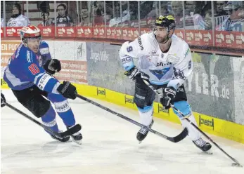  ?? FOTO: DIETER REINHARDT ?? Die mangelnde Defensivar­beit der Schwenning­er Wild Wings (Marcel Kurth/links) gegen den ERC Ingolstadt ärgerte Trainer Paul Thompson. Vor dem Spiel am Donnerstag bei den Kölner Haien hat er seinen Spielern Konsequenz­en angedroht. Etablierte Akteure könnten auf der Tribüne sitzen.