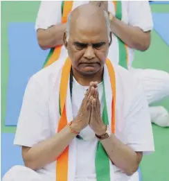  ?? Foto: imago/Burhaan Kinu ?? Beginnt seine Tage mit Yoga-Übungen: Ram Nath Kovind