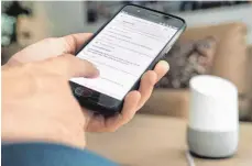  ??  ?? Per Smartphone können neue Funktionen von Google Home aktiviert werden.