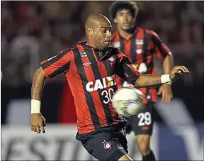  ??  ?? En 2014, Adriano a disputé la Copa Libertador­es avec l’ Atlético Paranaense.