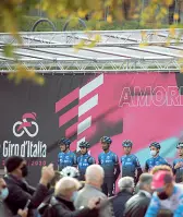  ??  ?? Ordine ed entusiasmo
La 17esima tappa del Giro d’Italia è partita ieri da Bassano destinazio­ne
Trentino (Foto Meneghini)