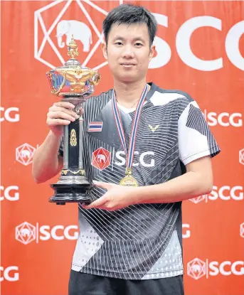  ??  ?? Boonsak lifts the King’s trophy after his victory at the 2015 All Thailand Championsh­ips.