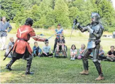  ?? FOTO: WALTER HUBBUCH ?? Ein tolles Spektakel für die Kinder der Wildenstei­nschule: Ritter Konrad kämpft mit seinem Knappen.