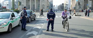  ?? (foto Duilio Piaggesi) ?? Controlli Uno dei posti di blocco della polizia locale, ieri mattina, in corso Buenos Aires