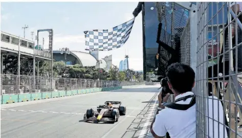  ?? FOTO: MOHAMMED/AFP ?? Weltmeiste­r Max Verstappen fährt in Baku als Erster über die Ziellinie – mal wieder.