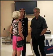  ?? NICHOLAS BUONANNO — NBUONANNO@TROYRECORD.COM ?? Former Watervliet Councilwom­an Ellen Fogarty, center, speaks with residents after a candidates forum.