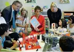  ??  ?? In mattinata Melania Trump fa visita al Necker Hospital: il regalo dei bambini è una copia de «Il piccolo principe»
