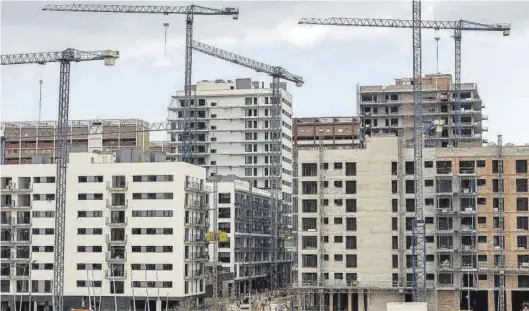  ?? JORDI OTIX ?? Construcci­ón de bloques de pisos en Barcelona, en una zona en la que se están llevando a cabo varias obras al mismo tiempo.