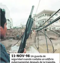  ??  ?? 11-NOV-98Un guarda de seguridad cuando cuidaba un edificio gubernamen­tal después de la tragedia.