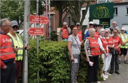  ?? FOTO VOORUIT ?? De partij Vooruit en een aantal senioren voerden vorige maand nog actie tegen het verdwijnen van bankkantor­en en -automaten.