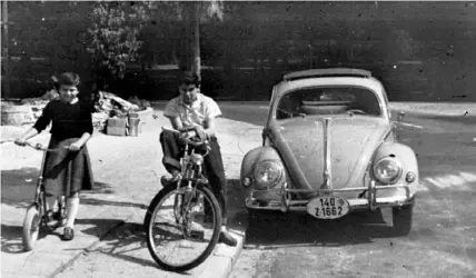  ?? ?? Photos courtesy of Peter Longini
Susan and Peter Longini in Erlangen, Germany, in 1957 next to the Volkswagen Beetle their father bought there and had shipped home upon the family’s return to Pittsburgh.