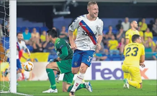  ??  ?? JARRO DE AGUA FRÍA. Arfield celebra el primer tanto del Rangers en La Cerámica que igualaba el gol inicial de Bacca.