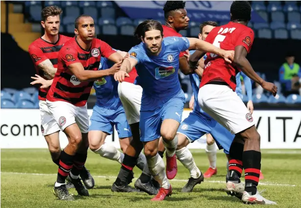  ?? Mike Petch ?? ●●Harry Cardwell jostles for position during the 2-2 draw against Maidenhead United at Edgeley Park on Saturday