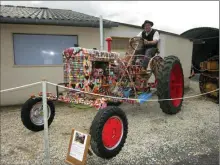  ??  ?? Le clou de la visite, le tracteur psychédéli­que