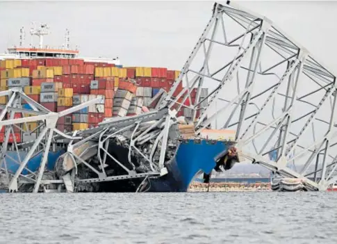  ?? // AFP ?? El impacto del carguero contra la estructura del puente derribó toda la infraestru­ctura