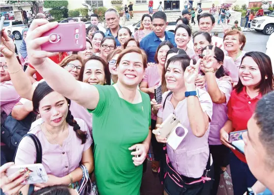  ?? SUNSTAR FOTO/MACKY LIM ?? INDAY WITH TEACHERS. Davao City Mayor Sara Duterte-Carpio snaps a group photo with several teachers who attended the flag raising ceremony yesterday at the Davao City Hall to personally talk to her about their request for additional allowance and rice subsidy.