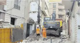  ?? JAVIER NOMDEDEU ?? Operarios derriban una de las viviendas situadas en la calle Peiró, ayer.