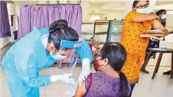  ?? EFE ?? Personas se someten a pruebas de hisopado de Covid-19 en un centro improvisad­o en Colombo, Sri Lanka.
