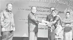  ??  ?? UGGAH menyampaik­an APC kepada salah seorang penerima pada Majlis Penghargaa­n Jabatan Pertanian Sarawak 2017 di Sibu.