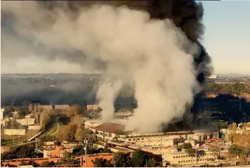  ?? CLAUDIO SISTO/FOTOGRAMMA ?? Cielo oscurato. La nube di fumo che si è sprigionat­a nello stabilimen­to Ama in via Salaria, alla periferia nord-orientale di Roma