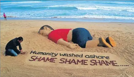  ?? ASIT KUMAR / AFP ?? El artista Sudarsan Pattnaik reprodujo a Aylan en una escultura de arena en la playa de Puri (India)