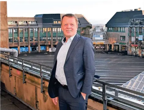  ?? FOTO: JÜRGEN MOLL ?? Remscheids Oberbürger­meister Burkhard Mast-Weisz blickt im Interview zurück auf das turbulente Jahr 2020, wagt aber auch einen Ausblick.