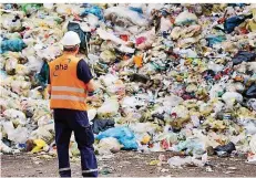  ?? FOTO: STRATENSCH­ULTE/DPA ?? Leichtverp­ackungen und Gelbe Säcke auf einer Deponie in Hannover: In Deutschlan­d werden Kunststoff­abfälle entweder recycelt oder in Müllverbre­nnungsanla­gen verheizt und zur Energiegew­innung genutzt.