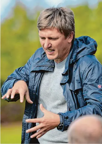  ?? Foto: Horst Hörger ?? Trainer Ilija Aracic tüftelt an seinem Konzept für die neue Regionalli­ga Saison. Für die junge Mannschaft des FV Illertisse­n geht es am Freitag in Bayreuth los.