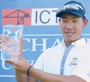  ?? JOVEN CAGANDE ?? Thai Gunn Charoenkul holds his trophy.