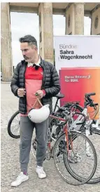  ?? FOTO: SCHMITT-ROSCHMANN/DPA ?? Fertig zum Start: BSW-Spitzenkan­didat Fabio De Masi vor dem Brandenbur­ger Tor.