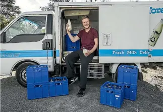  ?? PHOTO: BRADEN FASTIER/STUFF ?? Bill Stansbury of Milk and More with some of the fresh Oaklands Milk product in glass bottles he delivers.