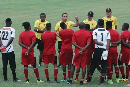  ?? SANTOS PEDRO|EDIÇÕES NOVEMBRO ?? O selecciona­dor nacional Roberto Bianchi passa a contar com o defesa central Dany Massunguna nos próximos compromiss­os