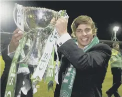  ??  ?? Stevenson shows off the League Cup after Hibs’ 2007 triumph.