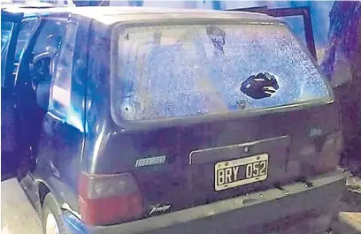  ?? Twitter ?? La luneta trasera del Fiat Uno, con el inequívoco rastro de los disparos