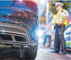  ?? SYMBOLFOTO: UWE ANSPACH/DPA ?? Zahlreiche Autoposer trafen sich am Wochenende im Häfler Stadtgebie­t, zum Beispiel am Hinteren Hafen.