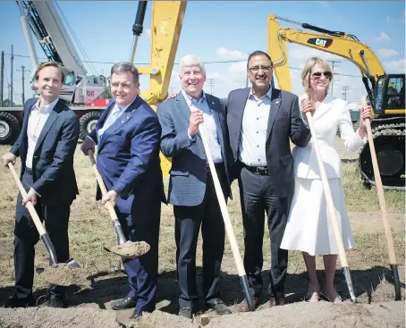  ?? DAX MELMER ?? Brian Calley, lieutenant-governor of Michigan, left, Dwight Duncan, chairman of the Windsor-Detroit Bridge Authority, Rick Snyder, governor of Michigan, Amarjeet Sohi, minister of infrastruc­ture and communitie­s, and Kelly Craft, United States Ambassador to Canada, wield shovels during the ceremonial groundbrea­king Tuesday for constructi­on on the Gordie Howe Internatio­nal Bridge in the Delray neighbourh­ood of Detroit.