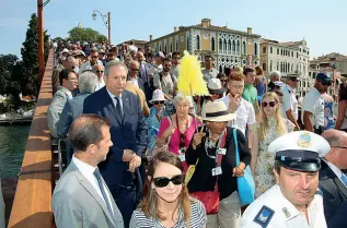  ??  ?? Riaperto Il ponte dell’Accademia subito pieno di gente dopo il taglio del nastro (foto Vision)