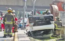  ?? LUIS BARRERA/ LA PRENSA ?? Bomberos y rescatista­s ayudaron a los heridos