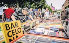  ?? RP-FOTO: ANDREAS ENDERMANN ?? Leise und bedächtig schlendert­en die Besucher über die Rheinuferp­romenade, um nach Büchern zu schauen.