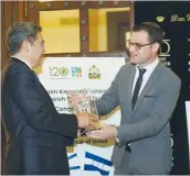  ?? (Daniel Snider) ?? HONDURAN PRESIDENT Juan Orlando Hernandez receives an award from Friends of Zion Museum director Daniel Voiczek.