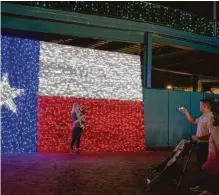  ?? Craig Moseley / Houston Chronicle ?? Sugar Land Holiday Lights, en el Constellat­ion Field.