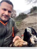  ??  ?? Marcello con la sua Zara dopo una faticosa giornata alla ricerca della beccaccia