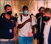  ??  ?? Sbarcato a Linate Denzel Dumfries, 25 anni, appena sbarcato a Linate ieri dopo le 21.37. Oggi l’olandese farà tappa alla Clinica Humanitas di Rozzano e poi al Coni prima di unirsi al gruppo nerazzurro alla Pinetina BOZZANI