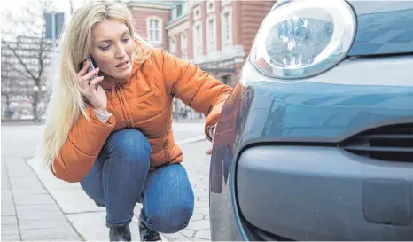  ?? FOTO: DPA ?? Kein Schaden zu sehen nach einem Parkremple­r? Trotzdem darf man sich in so einem Fall nicht nur auf das eigene Urteil verlassen. Taucht der andere Fahrer nicht auf, sollte sicherheit­shalber die Polizei informiert werden.